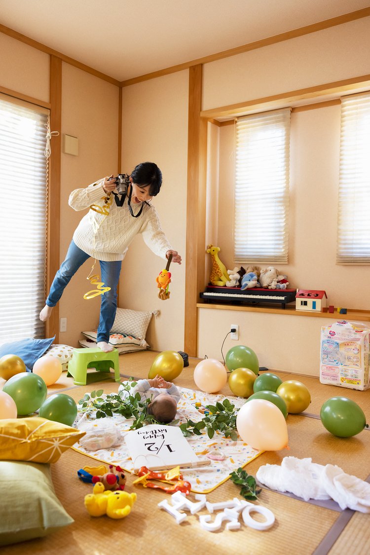 赤ちゃんのマンスリーフォト撮影をする女性